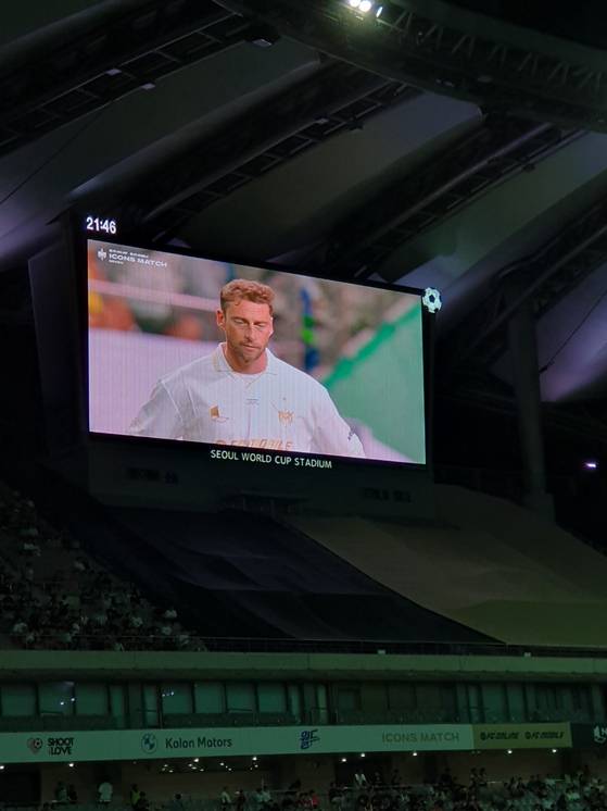 Claudio Marchisio lines up his free kick. [THOMAS MCCARTHY]