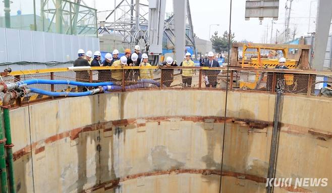 2022년 아산국가산업단지 부곡지구 한전의 전력구 공사로 인한 지하수 유출에 따른 지반침하로 공사가 중단됐다. 당진시 관계자와 조사기관이 현장을 점검하고 있다. 독자제공