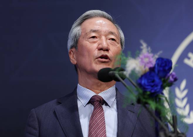 정몽준 대한축구협회 명예회장이&nbsp;16일 오전 11시 서울 종로구 아산정책연구원에서 열린 ‘제2회 K리그 명예의 전당 헌액식’에서 소감을 말하고 있다. 연합뉴스&nbsp;