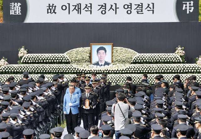 갯벌에 고립된 노인을 혼자서 구하려다 순직한 이재석 경사 운구 행렬이 15일 인천해양경찰서에서 중부해경청장장으로 엄수된 영결식을 마친 뒤 이동하고 있다. 인천=최현규 기자