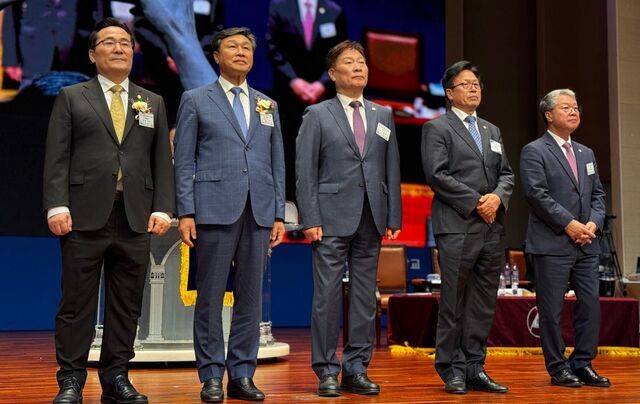 예장백석 제48회기 총회 회장단이 15일 충남 천안 백석대학교회에서 총회 대의원들에게 인사하고 있다. 왼쪽부터 김동기 총회장, 이승수 부총회장, 고기성 장로부총회장, 박종호 사무총장, 장형준 총무.