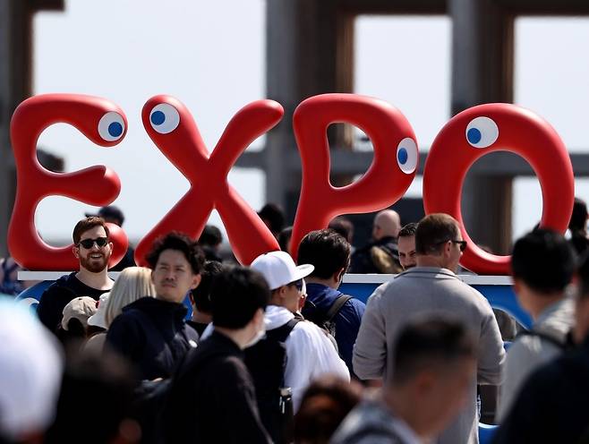 지난 4월 14일 일본 오사카에서 열린 오사카엑스포에 관람하러 온 사람들로 북적이고 있다. 신화뉴시스