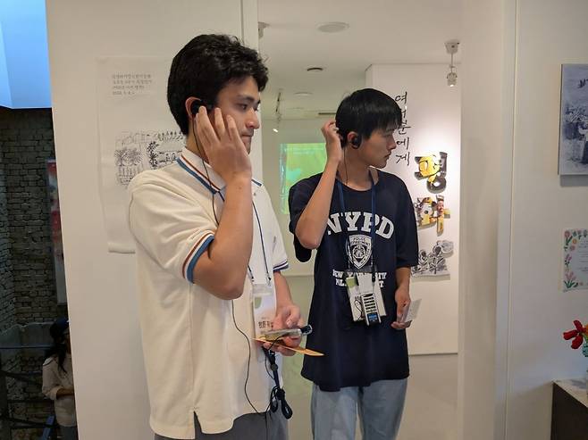 일본그리스도개혁파교회 청년들이 지난 13일 서울 마포구 전쟁과여성인권박물관에서 음성 가이드를 듣고 있다. 일본그리스도개혁파교회 제공