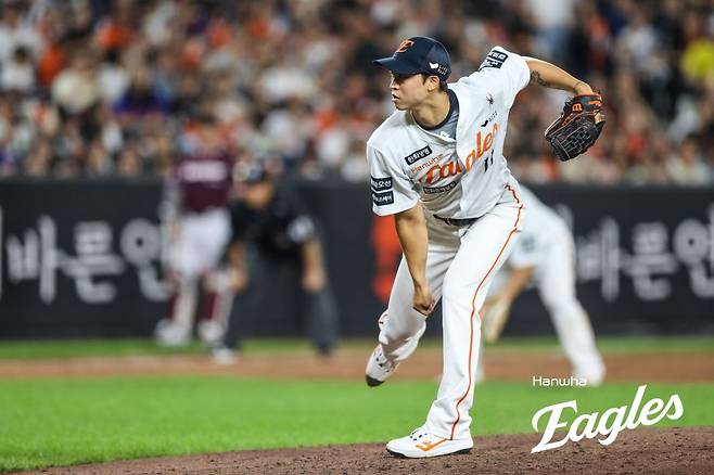 엄상백(한화 이글스)이 지난 15일 대전 한화생명볼파크에서 열린 2025 KBO리그 키움 히어로즈와의 맞대결에서 마운드에 올라 역투를 펼치고 있다. 한화 제공