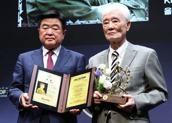 16일 서울 종로구 아산정책연구원에서 열린 ‘2025 K리그 명예의 전당’ 헌액식에서 김호 전 수원 삼성 감독(오른쪽)이 권오갑 한국프로축구연맹 총재에게 지도자 부문 상패를 받고 있다. 연합뉴스