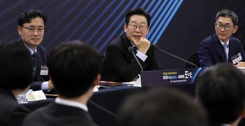 이재명 대통령이 15일 서울 성북구 한국과학기술연구원(KIST)에서 열린 제1차 ‘핵심 규제 합리화 전략 회의’에서 발언하고 있다. [김호영기자]