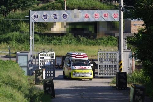 지난 10일 오후 경기도 파주시 육군 모 부대에서 훈련 중 폭발 사고가 일어나 구급차가 위병소를 통과하고 있다. [사진 출처 = 연합뉴스]