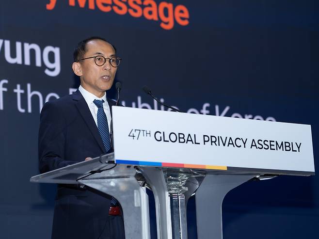 고학수 개인정보보호위원장이 16일 열린 GPA 서울 총회에서 개회사를 하고 있다. <개인정보보호위원회>