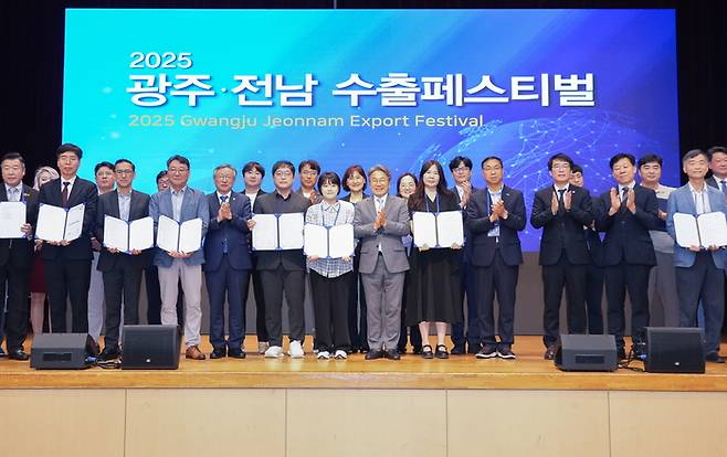 강기정 광주광역시장이 16일 오전 서구 김대중컨벤션센터에서 열린 ‘2025 광주·전남 수출 페스티벌’에 참석해 김영집 광주테크노파크 원장, 오익현 전남테크노파크 원장 등 내빈들과 기념촬영을 하고 있다. 광주광역시 제공.