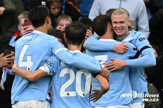 괴물 홀란드가 맨체스터 시티를 이끌고 멀티골 활약을 펼치며, 맨체스터 더비 3-0 승리를 견인했다. 사진(잉글랜드 맨체스터)=AFPBBNews=News1