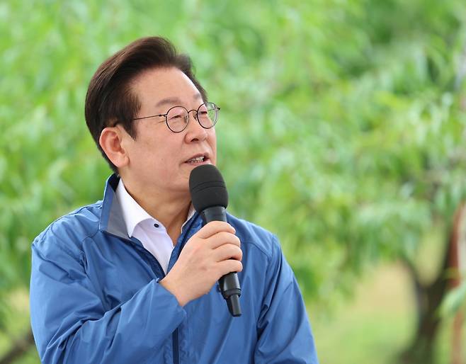 [세종=뉴시스] 고범준 기자 = 이재명 대통령이 16일 세종시 전동면 조일농원에서 열린 청년 농업인 간담회에서 발언하고 있다. (대통령실통신사진기자단) 2025.09.16. bjko@newsis.com /사진=