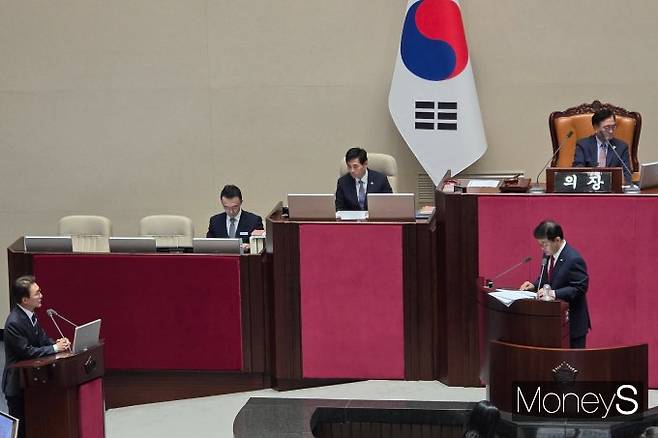 미국 이민 당국의 한국인 구금 사태도 도마 위에 올랐다. 사진은 지난 16일 서울 여의도 국회 본회의서 대정부질문이 진행되는 모습. /사진=김성아 기자