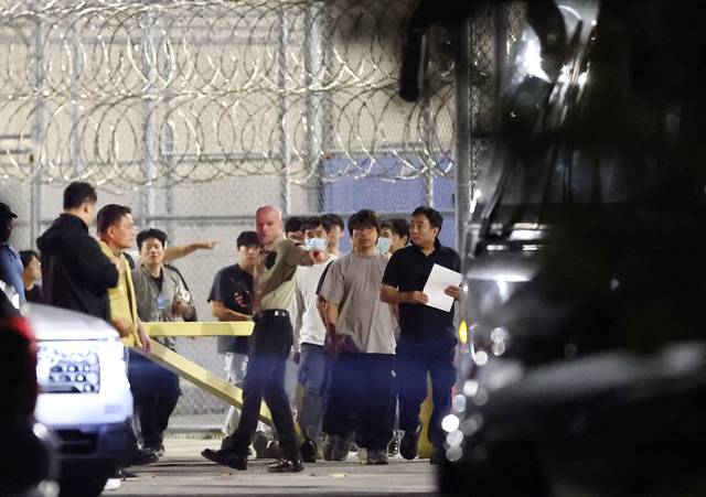 조지아주 공장에서 체포됐던 한국인 직원들이 11일 포크스턴에 위치한 이민세관단속국(ICE) 구금시설에서 석방된 후 애틀랜타공항으로 향하는 버스에 탑승하기 위해 이동하고 있다. 연합뉴스