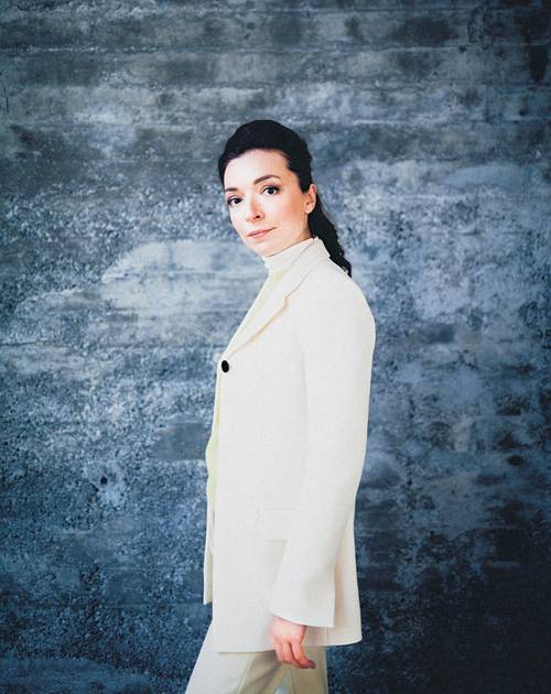 슈트 입은 피아니스트 율리아나 아브제예바가 오는 21일 서울 예술의전당에서 독주회를 연다.  ⓒMaxim Abrossimow