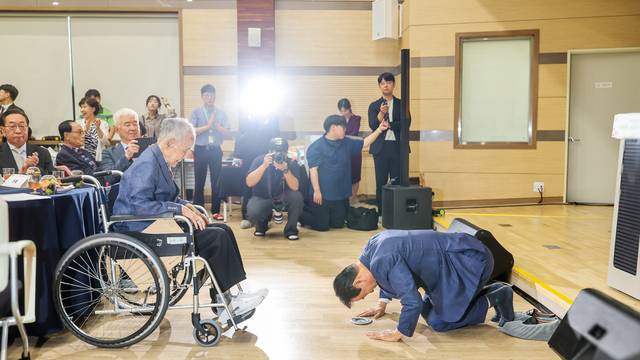 권오을 국가보훈부 장관이 지난 8일 오후 전주보훈요양원에서 광복 80주년인 올해 100세 생신을 맞은 이석규 애국지사 상수연에 참석해 이석규 애국지사에게 큰절을 올리고 있다. 국가보훈부 제공