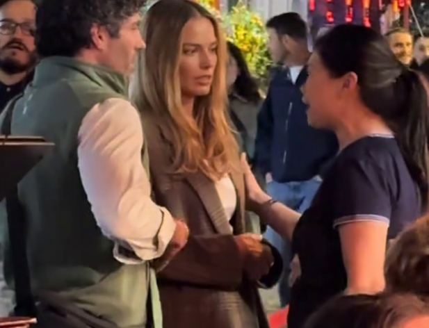 '할리우드 스타' 마고 로비(가운데)가 지난 11일 밤 런던 차이나타운에서 목격됐다./틱톡