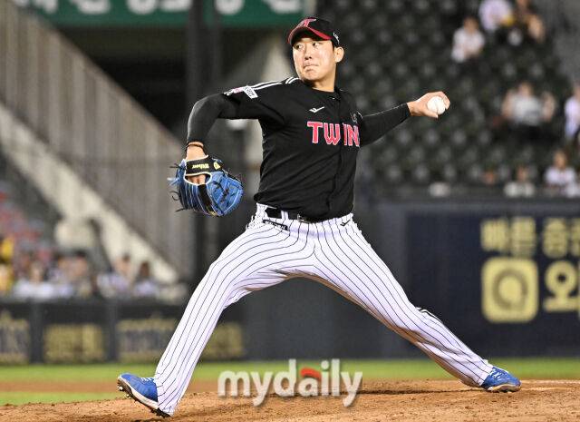 10일 오후 서울 잠실야구장에서 진행된 '2025 프로야구 KBO리그' 두산베어스와 LG트윈스의 경기. LG 선발투수 손주영이 역투하고 있다./마이데일리