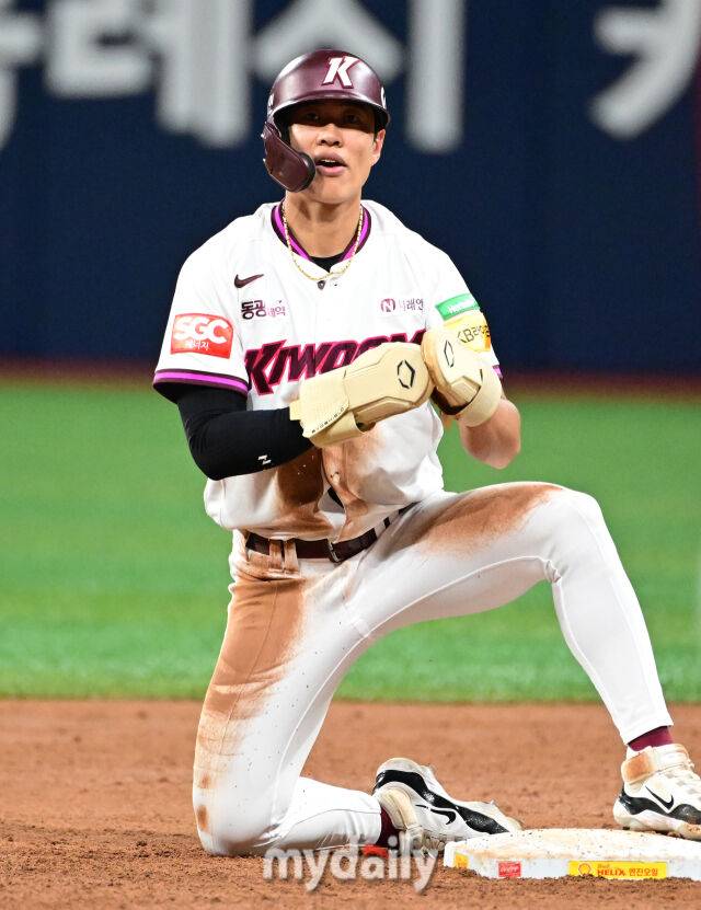 2025년 6월 18일 오후 서울 고척스카이돔에서 열린 '2025 신한 SOL뱅크 KBO 리그' SSG 랜더스와 키움 히어로즈의 경기. 키움 1루 주자 송성문이 3회말 무사 1루서 2루 도루를 성공하며 32개 연속 도루 성공 신기록을 달성하고 있다./마이데일리