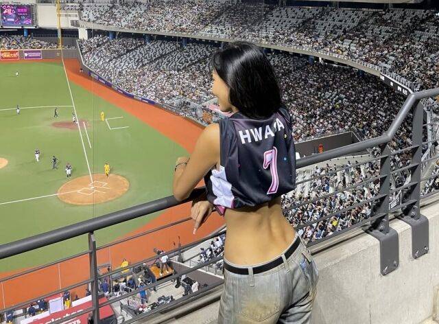 대만 라쿠텐 몽키스 홈구장을 찾은 화사. /화사 소셜미디어