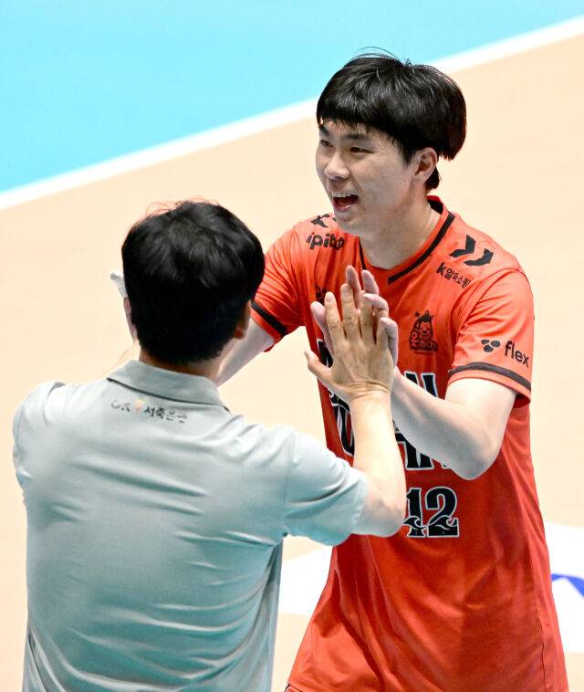 OK저축은행 전광인이 승리 후 신영철 감독과 하이파이브를 하고 있다 / 한국배구연맹(KOVO)