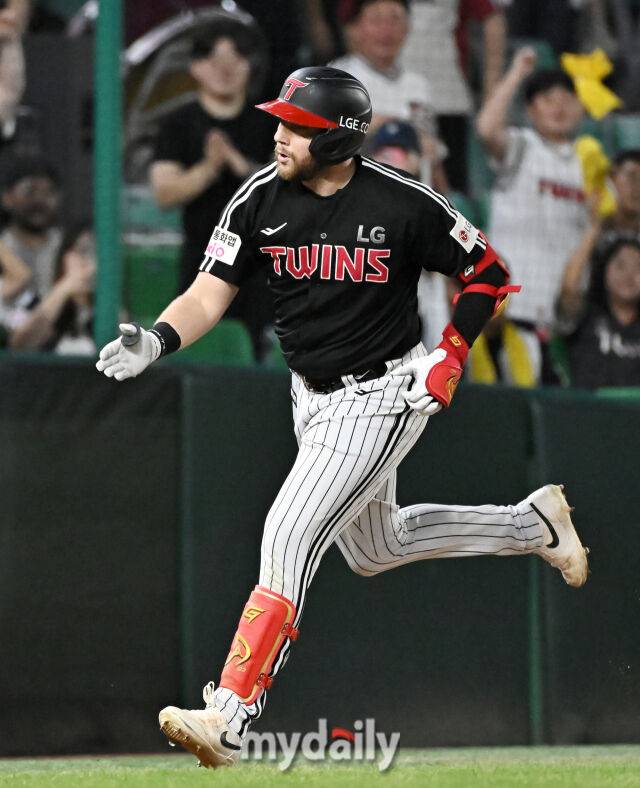 17일 오후 인천광역시 문학동 인천SSG랜더스필드에서 진행된 '2025 프로야구 KBO리그' SSG랜더스와 LG트윈스의 경기.LG 오스틴이 8회초 솔로홈런을 터뜨린 뒤 베이스를 돌고 있다./마이데일리