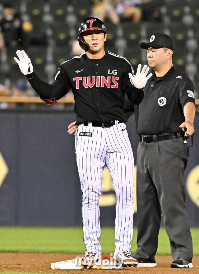 10일 오후 서울 잠실야구장에서 진행된 '2025 프로야구 KBO리그' 두산베어스와 LG트윈스의 경기.LG 오지환이 4회초 2사 1루서 1타점 2루타를 친 뒤 환호하고 있다./마이데일리