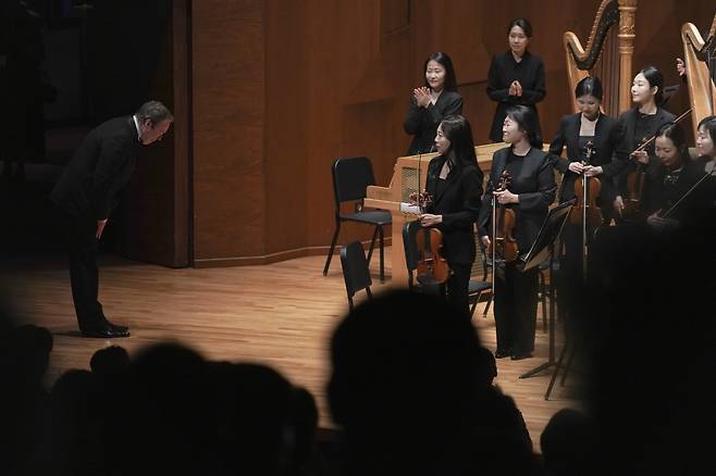 다비트 라일란트 국립심포니오케스트라 예술감독이 마지막 공연에서 단원들에게 인사하고 있다. [국립심포니오케스트라 제공]
