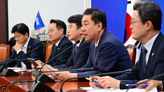 김병기 더불어민주당 원내대표가 16일 오전 서울 여의도 국회에서 원내대책회의에 참석해 모두발언하고 있다. 이상섭 기자