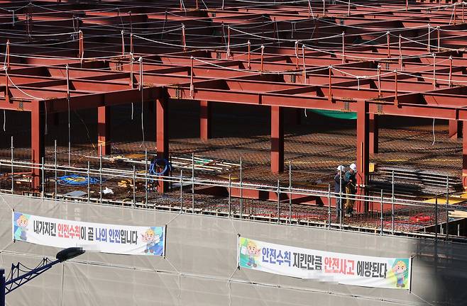 최근 건설 현장서 안전사고가 잇달아 발생해 문제가 되는 가운데 부산 수영구의 한 공사현장에 작업자들의 안전수칙 준수를 내용으로 하는 펼침막이 내걸려 있다. [연합]