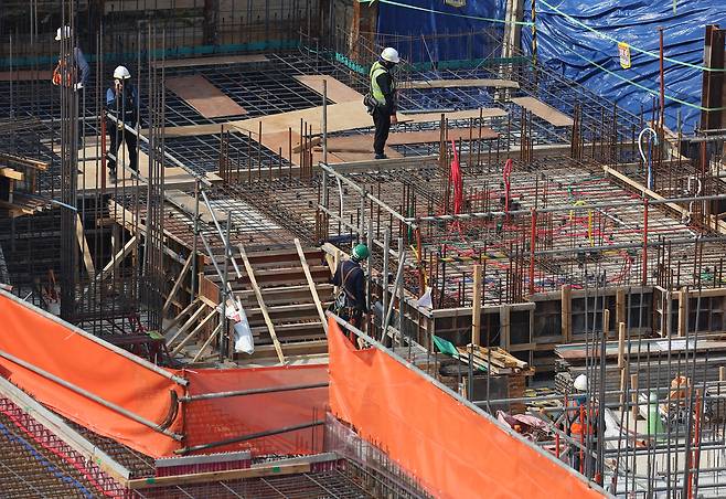 서울의 한 아파트 건설 현장의 모습. [연합]