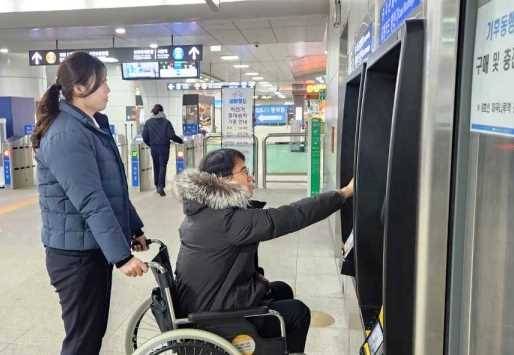 공항철도 마곡나루역에서 교통약자 고객이 자동발매기를 사용하고 있는 모습 [공항철도 제공]