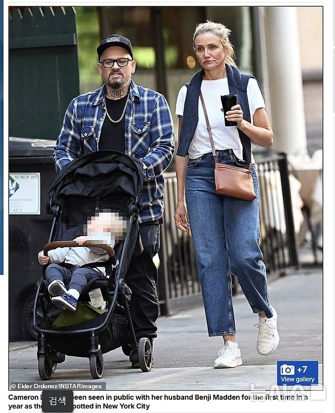 [서울=뉴시스]할리우드 스타 카메론 디아즈(53)가 남편 벤즈 매든(46)이 아들을 태운 유모차를 끌고 최근 뉴욕 거리를 산책하는 모습. (사진출처: 데일리메일 캡처) 2025.09.15.