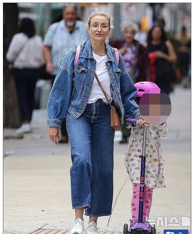 [서울=뉴시스]할리우드 스타 카메론 디아즈(53)가 지난 10일 딸 래딕스(5)와 함께 걷고 있는 모습이 포착됐다. (사진출처: 데일리메일 캡처) 2025.09.15.