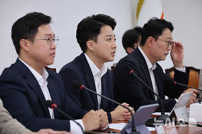 [서울=뉴시스] 김금보 기자 = 이준석 개혁신당 대표가 15일 오전 서울 여의도 국회에서 열린 최고위원회의에서 발언을 하고 있다. 2025.09.15. kgb@newsis.com