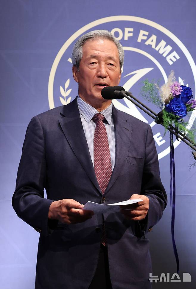 [서울=뉴시스] 배훈식 기자 = 정몽준 대한축구협회 명예 회장이 16일 오전 서울 종로구 아산정책연구원에서 열린 제2회 K리그 명예의 전당 헌액식에서 공헌자 부문 헌액 소감을 말하고 있다. 2025.09.16. dahora83@newsis.com