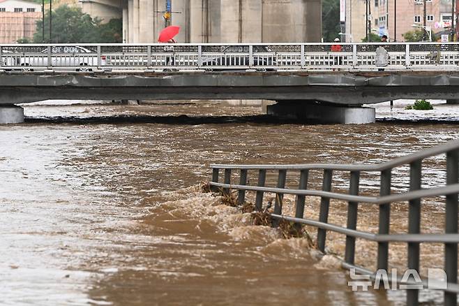 [용인=뉴시스] 김종택 기자 = 수도권 지역에 호우주의보가 발효된 16일 경기 용인시 신갈천에 폭우로 흙탕물이 흐르고 있다. 2025.09.16. jtk@newsis.com