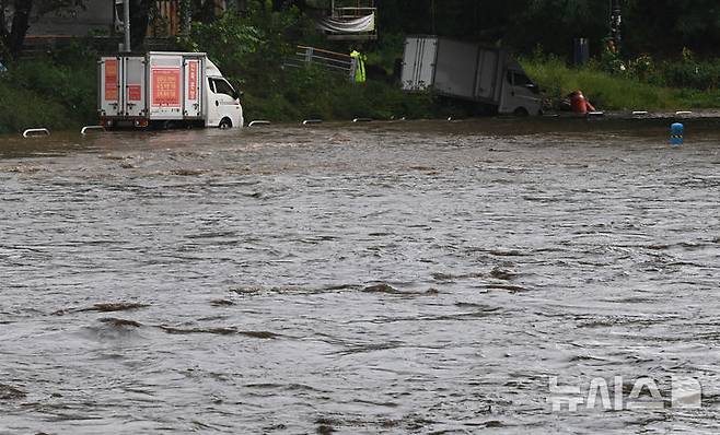 [용인=뉴시스] 김종택 기자 = 수도권 지역에 호우주의보가 발효된 16일 경기 용인시 신갈천에 폭우로 흙탕물이 흐르고 있다. 2025.09.16. jtk@newsis.com