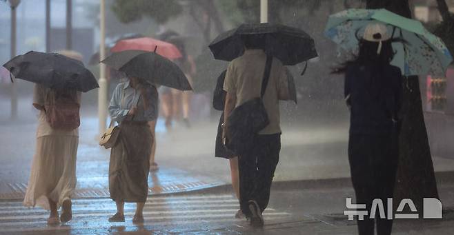 [서울=뉴시스] 정병혁 기자 = 16일 서울 중구 을지로입구역 인근에 비가 쏟아지고 있다. 2025.09.16. jhope@newsis.com