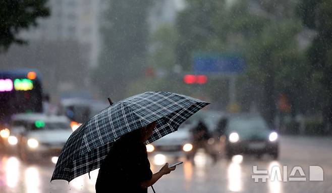 [인천=뉴시스] 전진환 기자 = 16일 오후 인천 남동구 구월로에서 갑작스레 내리는 소나기에 시민들이 우산을 쓰고 횡단보도를 건너고 있다. 2025.09.16. amin2@newsis.com