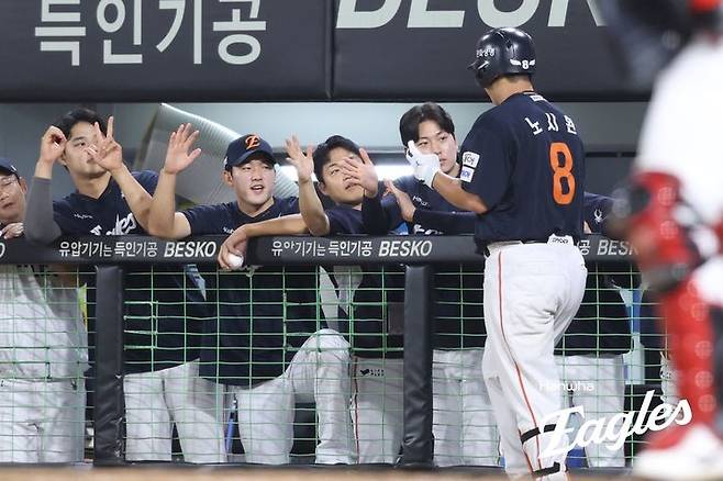 [서울=뉴시스] 프로야구 한화 이글스 노시환이 16일 대전 한화생명볼파크에서 열린 2025 신한 쏠뱅크 KBO리그 KIA 타이거즈와의 경기에서 홈런을 친 뒤 동료들의 축하를 받고 있다. (사진=한화 이글스 제공) 2025.09.16.  *재판매 및 DB 금지