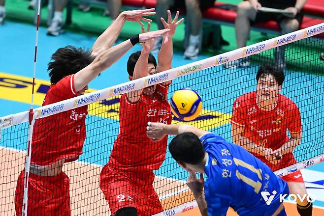 [서울=뉴시스] 프로배구 한국전력 신영석이 16일 전남 여수 진남체육관에서 열린 2025 여수·NH농협컵 프로배구대회 남자부 B조 조별리그 우리카드와의 경기에서 블로킹을 시도하고 있다. (사진=KOVO 제공) 2025.09.16. *재판매 및 DB 금지