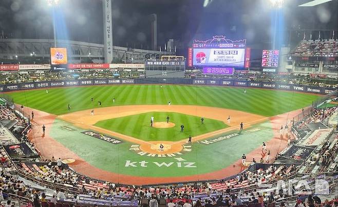 [수원=뉴시스] 박윤서 기자 = 16일 수원 KT위즈파크에서 열린 2025 신한 쏠뱅크 KBO리그 LG 트윈스와 KT 위즈의 경기가 재개된다. 2025.09.16.