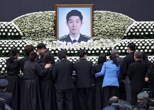 헌화하는 유가족 15일 인천 서구 인천해양경찰서에서 엄수된 '해양경찰관 고(故) 이재석 경사 영결식'에서 유가족이 헌화하고 있다. 2025.9.15 [공동취재/연합뉴스 제공]