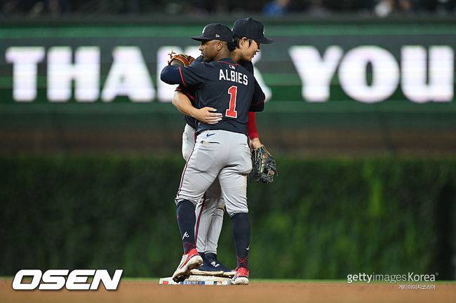 [사진] 애틀랜타 김하성이 아지 알비스와 포옹을 하고 있다. ⓒGettyimages(무단전재 및 재배포 금지)
