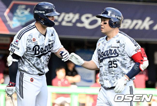 [OSEN=잠실, 조은정 기자]14일 서울 잠실야구장에서 2024 신한 SOL Bank KBO리그 두산 베어스와 키움 히어로즈의 경기가 열렸다.이날 홈팀 두산은 최승용을, 원정팀 키움은 알칸타라를 선발 투수로 내세웠다.4회말 두산 선두타자 양의지가 좌월 솔로 홈런을 날린 뒤 김재환과 기뻐하고 있다. 2025.06.14 /cej@osen.co.kr