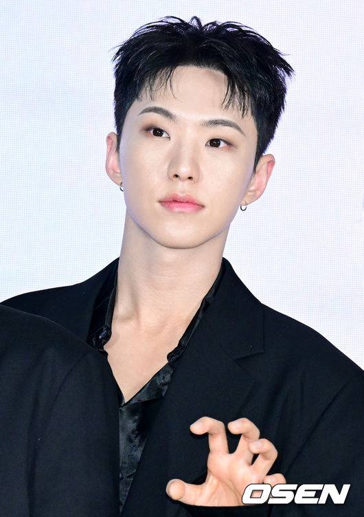 [OSEN=조은정 기자]4일 서울시 용산구 한화손해보험 한남사옥에서 에어비앤비 CEO와 K팝 아티스트 세븐틴이 함께하는 포토세션 행사가 진행됐다.행사에는 브라이언 체스키 에어비앤비 공동 창업자 겸 CEO, K-POP 아티스트 세븐틴이 참석했다.세븐틴 호시가 포즈를 취하고 있다. 2025.06.04 /cej@osen.co.kr