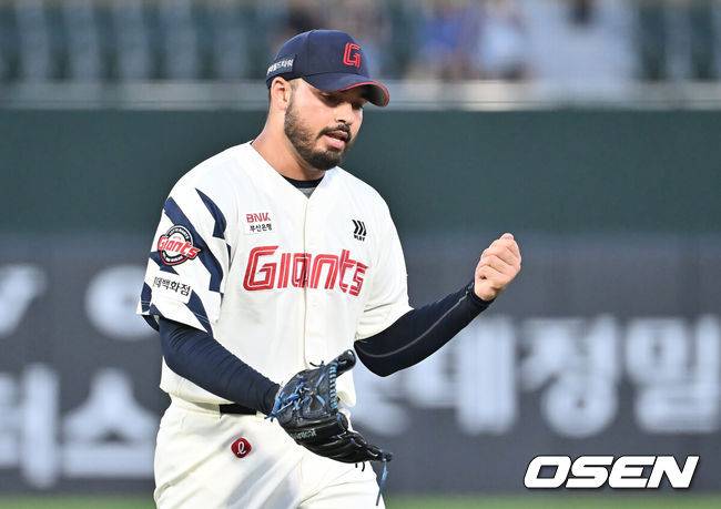 [OSEN=부산, 이석우 기자] 28일 부산 사직야구장에서 2025 신한 SOL 뱅크 KBO 리그 롯데 자이언츠와 KT 위즈의 경기가 열렸다. 홈팀 롯데는 감보아가, 방문팀 KT는 헤이수스가 선발 출전했다.롯데 자이언츠 선발 투수 감보아가 1회초 수비를 무실점으로 막고 주먹을 불끈 쥐고 있다. 2025.08.28 / foto0307@osen.co.kr