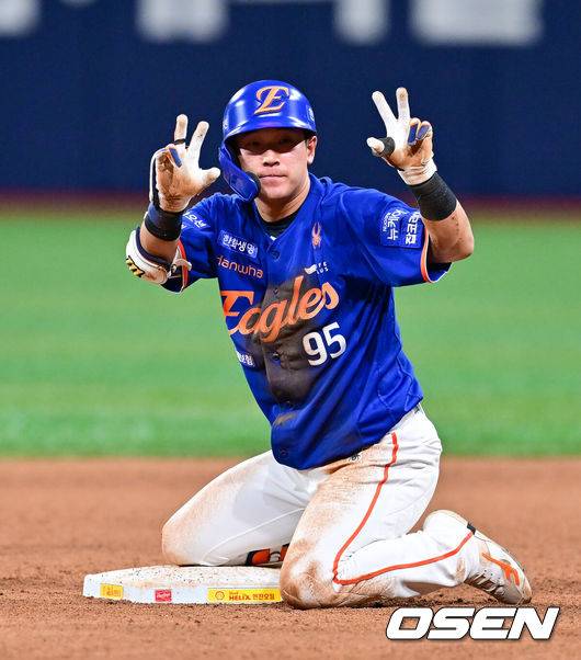 [OSEN=고척, 박준형 기자] 5회초 한화 선두타자 황영묵이 2루타를 날린뒤 세리머니를 하고 있다.  2025.08.28 / soul1014@osen.co.kr