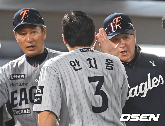 김경문 감독이 안치홍과 하이파이브를 하고 있다. /OSEN DB