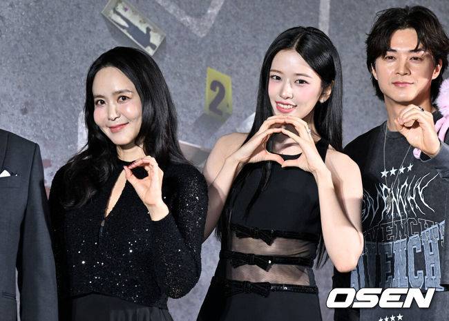 [OSEN=조은정 기자]넷플릭스 예능 '크라임씬 제로' 제작발표회가 16일 서울 구로구 신도림 라마다 호텔에서 열렸다.넷플릭스 예능 ‘크라임씬 제로’는 용의자와 탐정이 된 플레이어가 그들 가운데 숨어있는 범인을 찾아내는 레전드 롤플레잉 추리 게임이다.아나운서 박지윤, 아이브 안유진이 포즈를 취하고 있다.  2025.09.16 /cej@osen.co.kr